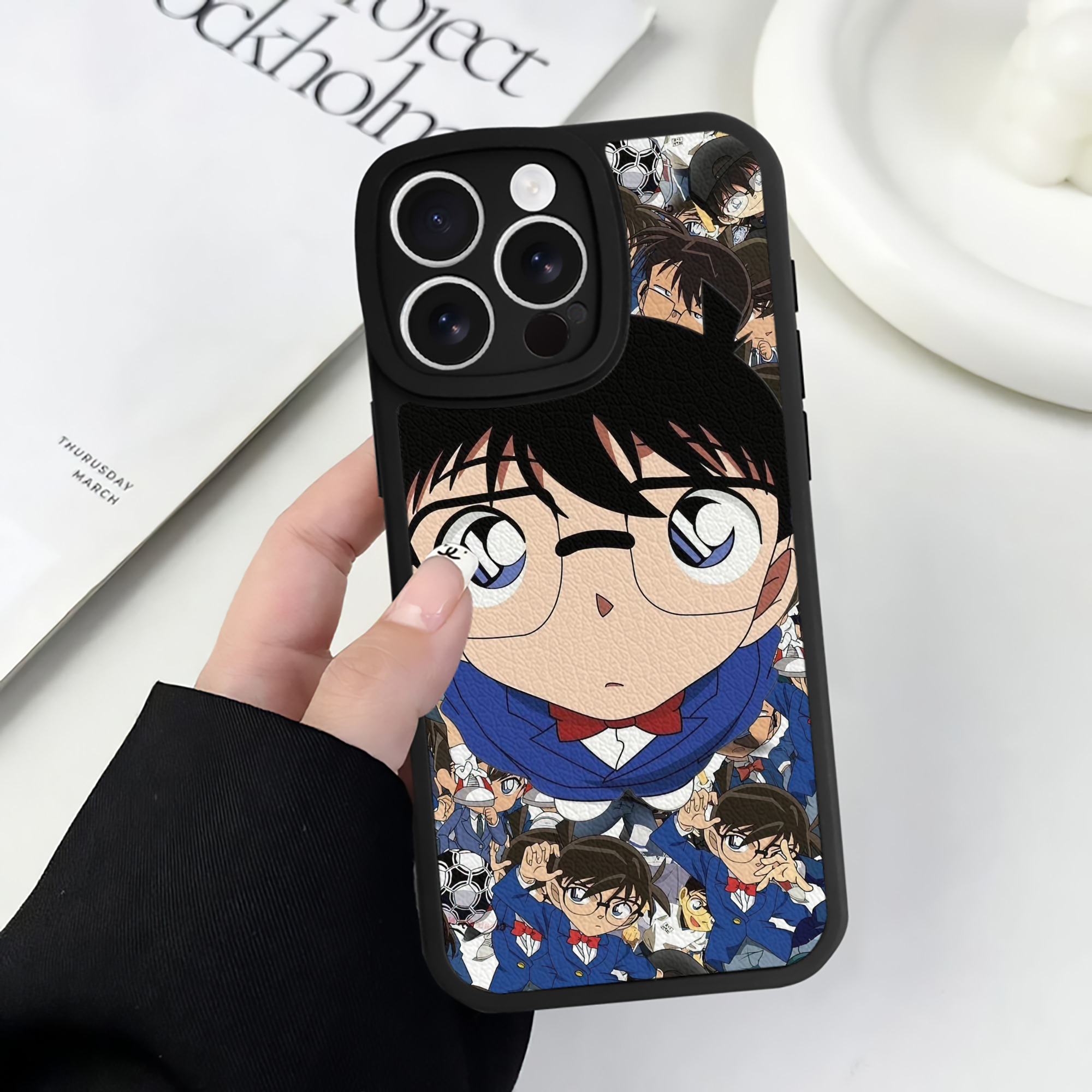（画像用） 名探偵コナン Detective Conan 【iPhone 16シリーズ対応】シリコンスマホケース（レザー調） 材質：シリコン